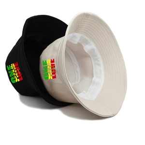 Vue détaillée des chapeaux bobs en coton avec imprimé One Love et coutures internes