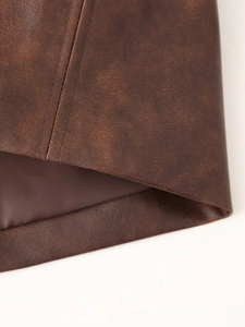 Gros plan sur la texture du cuir marron vintage avec coutures et doublure intérieure
