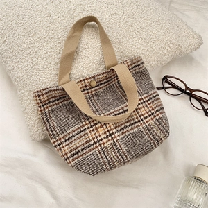 Dettagli della borsa in lana a quadri vintage con manici in tela e fibbia in metallo