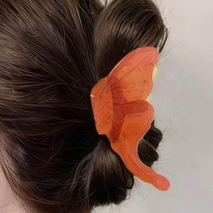 Pince à cheveux papillon en résine orange translucide pour un style élégant
