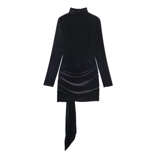 Elegante zwarte fluwelen mini-jurk met hoge nek, plooien en een lang lintdetail