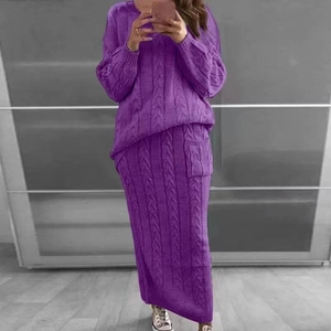 Détail d'un ensemble en maille torsadée violette avec jupe longue et poche latérale