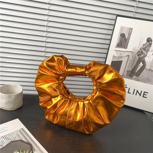 Metallisch-orangefarbene Hobo-Tasche mit Falten-Design und glattem Ringgriff-Stil