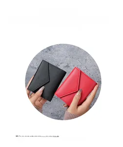 Nahaufnahme von modischen Mini-Umschlagbrieftaschen in Schwarz und Rot aus strukturiertem Leder