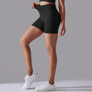 Détail du short de fitness taille haute sans couture avec effet galbant et tissu élastique