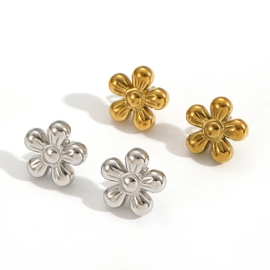 Boucles d'oreilles fleurs minimalistes en or 18 carats et acier sur fond blanc