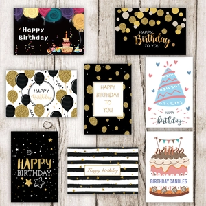 Ensemble de 24 cartes d'anniversaire avec motifs dorés sur fond de bois clair à plat