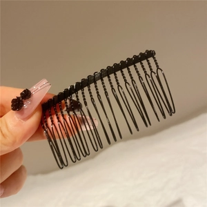 Detailansicht eines schwarzen Metall-Haarkamms zum Fixieren loser Haare beim Styling