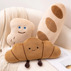 Coussins créatifs en peluche en forme de pain, baguette et croissant sur un canapé