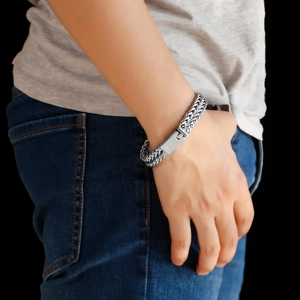 Detail of 304 stainless steel men's cuban link bracelet with industrial fish scale clasp