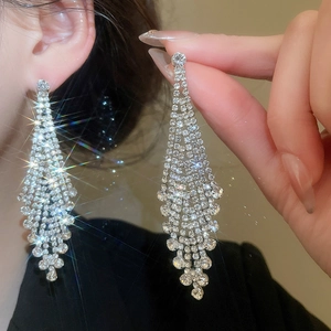 Makroaufnahme von silbernen Quastenohrringen mit glitzernden Strasssteinen in Fransen-Design