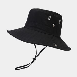 Dettaglio cappello parasole nero a tesa larga con occhielli metallici e cordino regolabile