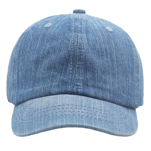 Blaue gewaschene Denim-Baseballkappe mit weißen Nadelstreifen und kurzem Schirm