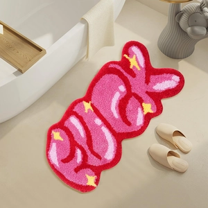 Dettagli del tappetino in peluche irregolare e bizzarro in un bagno moderno, morbido.