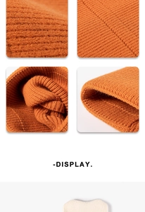 Détail de la texture en maille côtelée orange et de la couture pour bonnet d'hiver