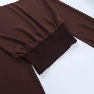 Detailansicht der dunkelbraunen Chiffonbluse mit elastischem Rippbund und Laternenärmeln