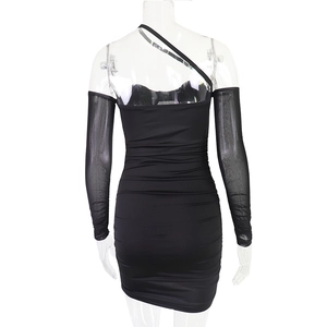 Vue arrière d'une robe noire moulante avec manches en mesh et taille froncée sur mannequin