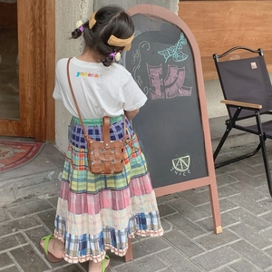 Borsa a tracolla intrecciata retrò per bambini abbinata a un outfit estivo casual