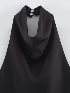 Vue détaillée du haut dos nu en satin noir avec texture brillante élégante et coupe chic