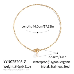 Detail of 44cm stainless steel gold chain necklace with white pearl and toggle clasp