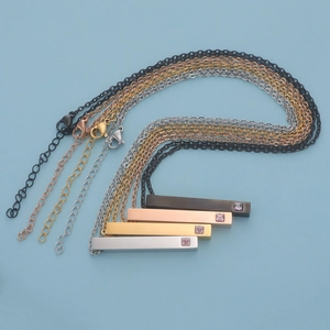 Detailansicht von vier Quadermedaillon-Halsketten in Schwarz, Roségold, Gold und Silber
