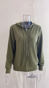 Dettaglio della trama a nido d'ape e della cerniera su questo cardigan verde con cappuccio