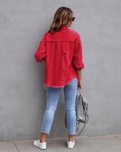 Rückansicht einer roten Jeansjacke im Used-Look mit offenem Saum und Fransen-Details