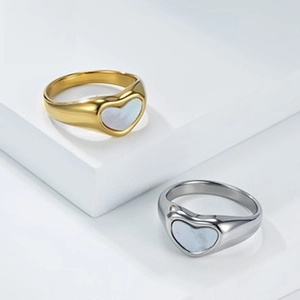 Detalle de anillos de sello de corazón en oro y plata con incrustación de nácar