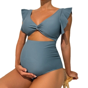 Maillot de bain de maternité bleu brume avec manches volantées et découpe torsadée