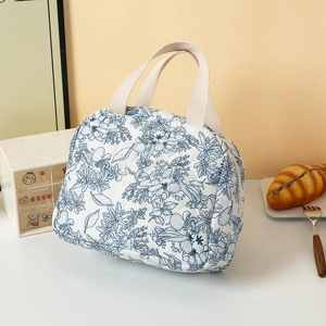 Primer plano de una bolsa térmica acolchada de gran capacidad con estampado floral azul
