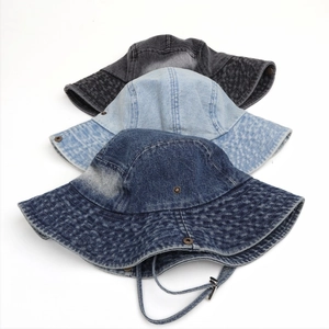 Détail de bobs en jean avec œillets métalliques et cordons coupe-vent ajustables
