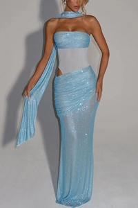 Détail d'une robe bleu clair à paillettes avec empiècements en résille et écharpe assortie
