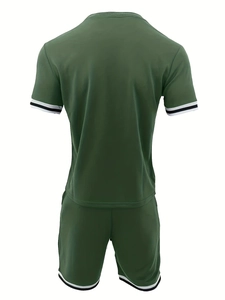 Vue arrière de l'ensemble de sport vert armée pour hommes avec détails rayés aux manches
