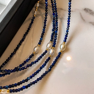 Collier en perles d'eau douce naturelles et lapis-lazuli bleu avec détails dorés