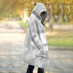 Dettaglio delle maniche grigie a treccia e cappuccio su un cardigan invernale aderente