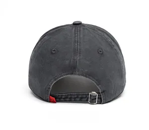 Dettaglio del cappello in cotone lavato con ricamo COVE e fibbia di regolazione metallica