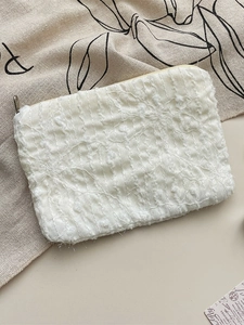 Borsa cosmetica in pizzo floreale 3D bianco crema con cerniera per il trucco