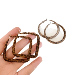 Boucles d'oreilles créoles géométriques chics en velours léopard rondes et carrées