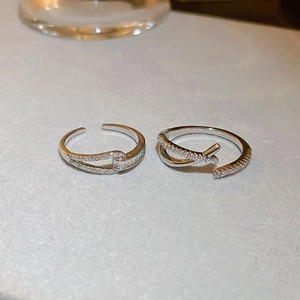 Bague Ouverte Croisée Cuivre Plaqué Argent Zircon Incrusté Ajustable Minimaliste Élégant Bijoux De Mode Pour Femmes