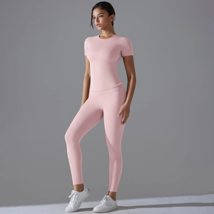Completo da yoga rosa con maglietta a maniche corte e leggings a vita alta aderenti