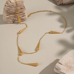 Détail du collier en acier inoxydable plaqué or 18K avec pompons gouttes sur pierres