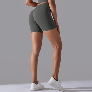 Détail du short de yoga taille haute gris-vert avec texture push-up sans couture