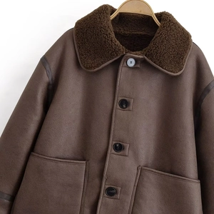 Vue détaillée du col en daim marron foncé et fausse peau de mouton d'une veste d'hiver