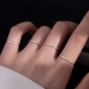 Set mit vier minimalistischen Silber-Edelstahlringen für Damen an den Fingern