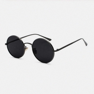 Lunettes de soleil rondes rétro punk avec monture en métal noir et verres foncés pour unisexe
