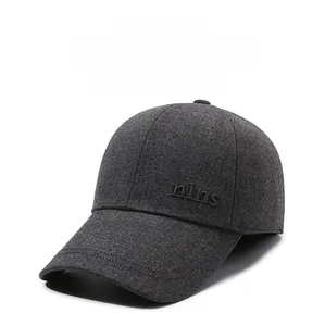 Vue détaillée de la casquette d'hiver avec cache-oreilles et broderie logo mlms