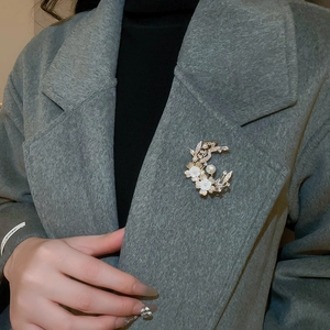 Elegant 18k gold plated brooch with white pearls and shell flowers on grey coat