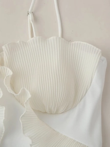 Détail du tissu plissé blanc avec bordure en dentelle et boucle de sangle réglable