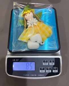 Dettaglio di un peluche bambina girasole del peso di 8,5g per decorazioni da festa