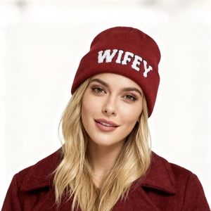 Détail de la broderie WIFEY sur bonnet tricoté bordeaux avec revers pour l'hiver
